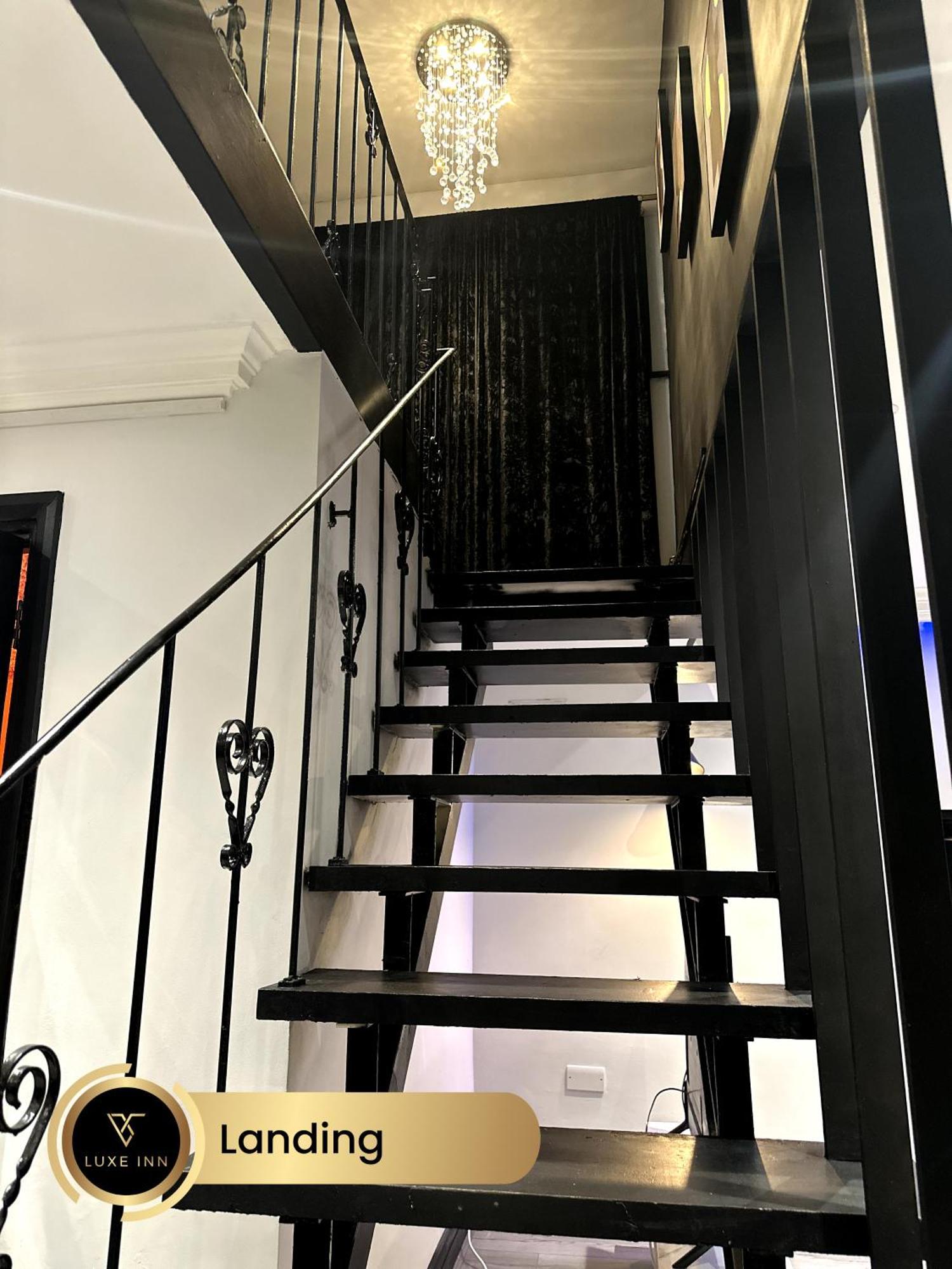 4 Bedroom House, Heathrow Airport, Luxe Inn Colnbrook Екстер'єр фото