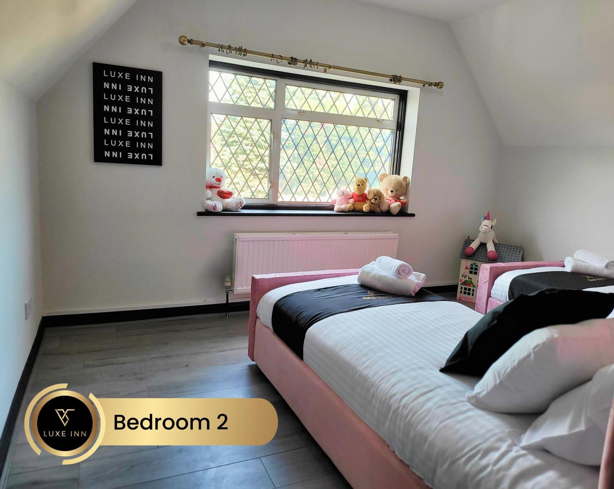 4 Bedroom House, Heathrow Airport, Luxe Inn Colnbrook Екстер'єр фото